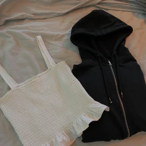 Zipup tröja - INTRESSEKOLL : på denna zipup tröjan 💕 Tröjan är använd få gånger och säljer för att den inte kommer till användning. Säljer för 100kr+frakt💕Skriv om ni har några frågor!