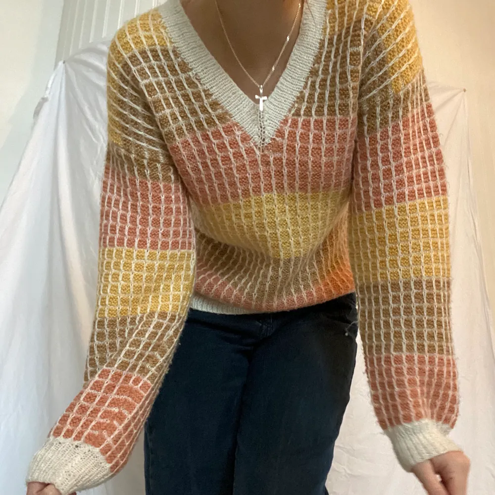 Supermysig brun/vit/gul/rosa stickad tröja köpt second hand, skulle säga att den är i storlek S/M. Frakt tillkommer🌟. Tröjor & Koftor.