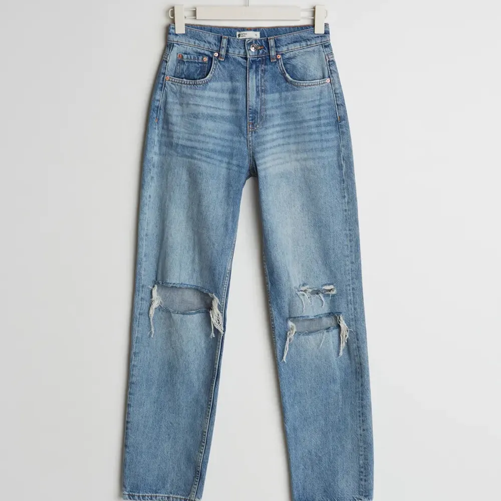 Snygga jeans med hål från Gina Tricot som är använda max 2 gånger så de är i toppskick. Orginalpris 599 kr💗. Jeans & Byxor.