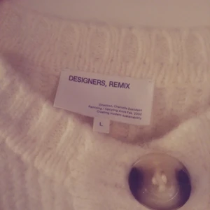 Caress cardigan - Cardigan från Designers remix i storlek L. Mycket fint skick, knappt använd. 