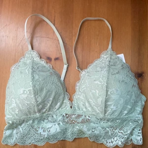 Ljusgrön spets topp M/L - En jättefin mintgrön spets topp/bh köpt från Gina Tricot som inte finns att köpa mer, enbart testad och inte använd!! Frakt tillkommer  🚚 ⚡️💚