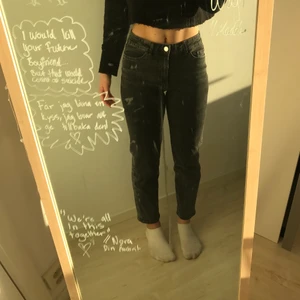 Gråsvarta jeans - Intressekoll! Lägger ut för att se om någon är intresserad annars kommer jag fortsätta använda. Om flera vill ha kommer jag sätta på budgivning💕buda i kommentarerna så länge (sorry för smutsig spegel)