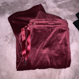 Cecilia velour röd - Säljer dessa byxor från Gina i storlek S för 130kr + frakt. Inte använd alls, som ny och i god skick. För fler bilder på detaljer eller frågor, hör av dig gärna ☺️