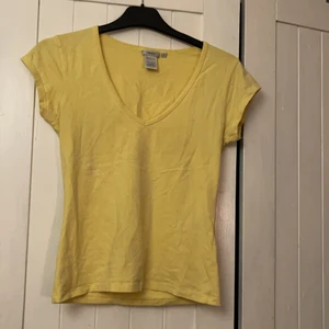 T-shirt  - Gul T-shirt  från Filippa k i strl S. 40kr! 