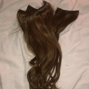 Rapunzel löshår 5.0 Brown, 40 cm - Superfin brun färg i 40cm, clips, äkta hår, andvänt 2 gånger och lockat 2 gånger, det är inte klippt någonting, tvättar och plattar det innan de skickas såklart, säljer då jag har färgat mitt hår mörkare så de matchar tyvärr inte