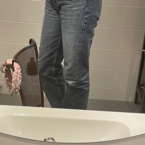 Zara midrise  - Säljer mina Zara midrise jeans köpta här på Plick men va tyvärr för stora för mig.