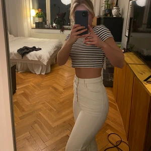 Vita Jeans  - Säljer mina vita högmidjade jeans från Lindex då dom tyvärr blivit för små för mig. Använda 1-2 gånger, så nästan som nya. Är ca 160 cm lång och de går ner precis över skon. Skicka meddelande för fler bilder. 