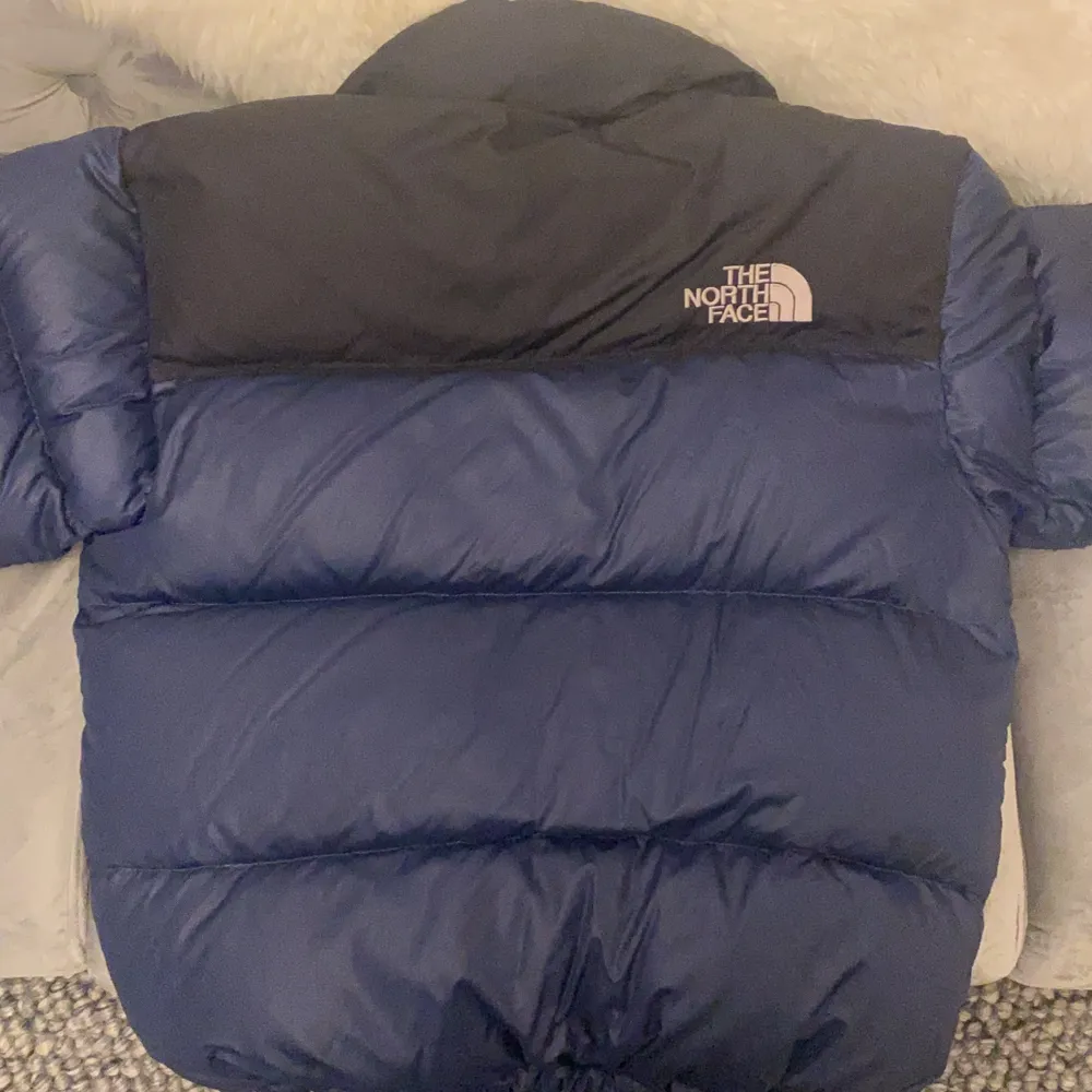 The North Face puffer jacket i mörk blå den är anvönd några gånger men som det ser ut så har den inga skador alls. Den passar storlek L men också M om man vill ha den oversized.. Jackor.