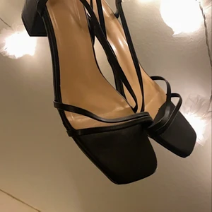Låga klackar  - Helt nya svarta låga klackar, aldrig använt! Är i storlek 38 men passar mer 37 (då jag märkt att man lär ha små och nätta fötter för att dem ska se bra ut på, därför jag säljer dem haha). Dem spänns åt runt hälen, och dem sitter bra när dem väl är på. Skriv vid intresse/fler bilder/info 🤍