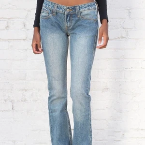 Lågmidjade jeans - Säljer dessa jätte fina blå Lågmidjade jeans ifrån brandy melville då de var för stora för mig. I strl S. Säljer för 359+frakt💓