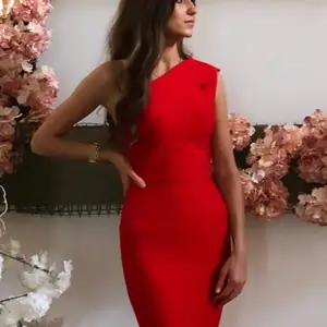 Röd- en ärmad klänning som är använd en gång. Passar både s och xs. stretchig material och sitter fint på kroppen. Klänningen kommer till knäna.