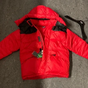 Emporio Armani bomberjacka röd S/M - Helt ny i kartong med lappar kvar. Kan skickas spårbart mot porto. Extremt skön och mysig höst/vinter och vår jacka.