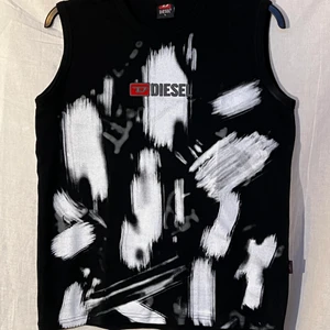 Diesel linne - Super coolt diesel linne som kan stylas som det är eller med en t shirt under. Linnet är storlek L och har en boxy fit. Linnet är i super skick och har nästan inga trcken på användning! Frakt betalas separat.