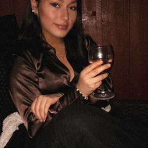 Brun skjorta  - Intresse koll! Säljer denna då den blivit något för liten för mig🤎🤎