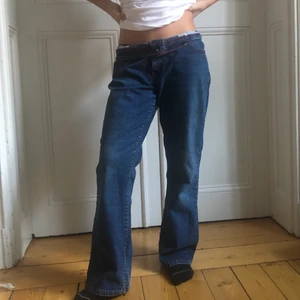 Levis jeans  - Sjukt coola jeans från levis i jättebra skick och trendig modell. Passar Xs-M beroende på passform, jag är 160 och brukar ha S. Ganska långa på mig dock!❤️⭐️ midjemått: 79cm innerbenslängd: 76cm (nervikta på första bilden)