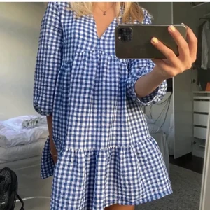 Trendig klänning från zara - Säljer min superfräscha klänning från zara. (första bilden lånad) Passar perfekt nu till sommaren o våren. Köpt i somras men sparsamt använd så superbra skick. Kom privat för frågor eller egna bilder. Säljer vid bra bud:)