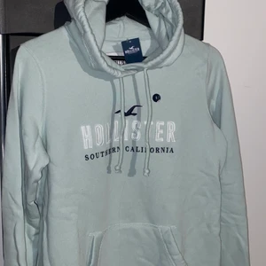 Hollister hoodie - Helt oanvänd hollister hoodie i mint grön! Jätteskönt material och inga synliga fel. 