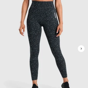 Gymshark - Säljer mina i princip sprillans nya (använda en gång) gymshark tights då jag inte gillar hur dom satt på mig och jag orkade inte krångla med retur. Dessa var ganska tjocka i materialet med lite mindre stretch så därför tyckte jag dom blev lite för tighta på mig. Nypris är 650kr och jag säljer för 450. Kan annars tänka mig att byta mot ett par andra lite dyrare tights i S eller XS💓💓 skriv om ni har frågor eller något 🥰