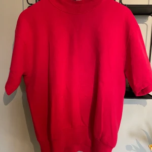 Collegetröja med kort ärm - En röd och skön collegetröja. 