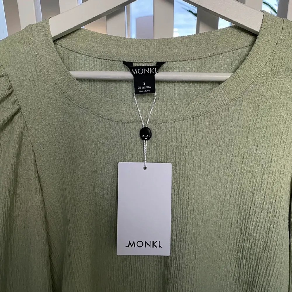 Mint grön blus från Monki i storlek S. Helt oanvänd! Köpt för 200 kr så säljer för 80kr + frakt🤍 . Blusar.