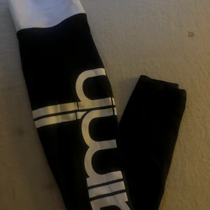 Aimn tights - Säljer ett par svarta använda aimn tights i storlek XS då dom inte kommer till användning. Färgen ser ut som en blandning av svart och mörkblå när man har dom på sig