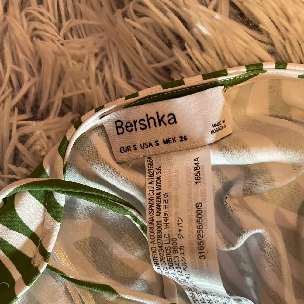 Säljer en crop top från Bershka med knytningar i ryggen i strl s. Toppar.