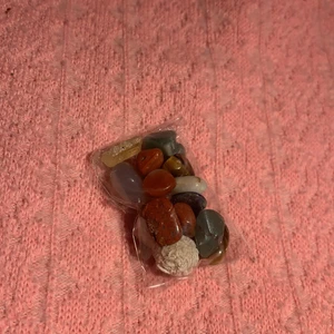 Kristaller - Säljer ett pack med ca 20 små kristaller i! Säljer pga att jag inte är intresserad av kristaller längre💕 ( Äkta kristaller )