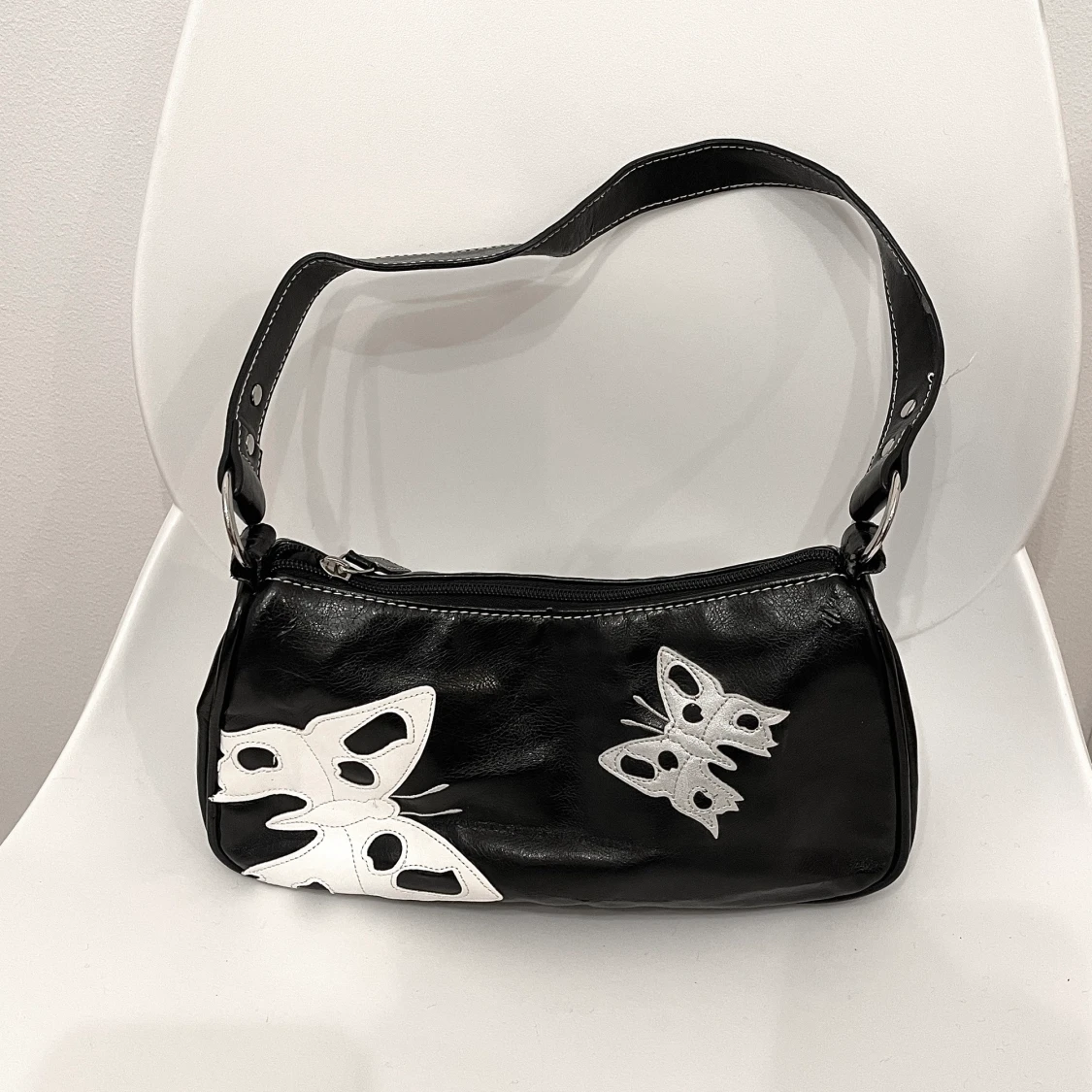 svart axelvĂ€skađŠ