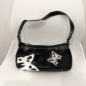 svart axelväska🦋 - Supergullig axelväska i svart fuskskinn och vita sömmar🤤🤤🤤! Köptes secondhand! FRAKTEN INGÅR💜💜 det är bara att skriva om du vill ha fler bilder/ undrar något🤗