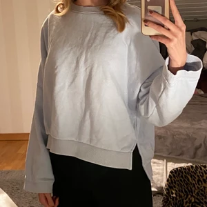 Ljusblå sweatshirt - Jättetrevlig ljusblå sweatshirt från HM storlek 34. Lite boxigare i modellen:) Kan frakta och då betalar köparen frakten men enklast att mötas upp!