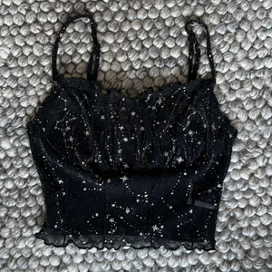 Topp - Säljer denna snygga topp i st S. Säljer för 150kr + frakt💞