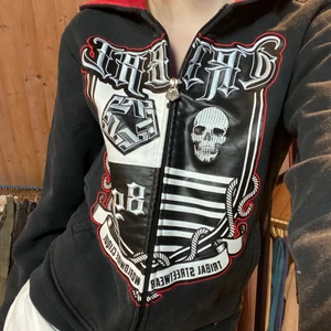 Hoodie med tryck  - Hoodie med as coolt tryck, trycket är lite läder aktigt!