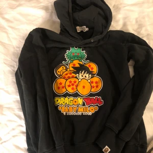 BAPE x DRAGON BALL Z hoodie strl S/M - Liten blekfläck på ena mudden. PRIS DISKUTERBART VID SNABB AFFÄR.