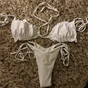 Vit veckad bikini - Säljer min vita bikini som är helt oanvänd och inte ens testad med tanke på att den är fel i storlek😩🤍  Kunde ej skicka tillbaka - köpare står för frakt 😎 bilder / info på dem!!