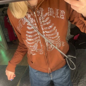 BRUN HOODIE FRÅN AIMFORTHEMOON  - SÄLJER NU MIN BRUNA HOODIE FRÅN AIMFORTHEMOON som har användas endast en gång, så den är helt som ny! buda från 500🤎🤎