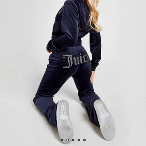 Juicy couture  - Säljer mina jätte fina juicy byxor då dom inte kommer till användning,dom är använda fåtal gånger,kom privat för egna bilder⚡️