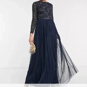 Oanvänd Maya dress strl 40  - Splitt ny Maya Dress långklänning med prislapparna kvar. Mörkblå färg med paljetter upptill och tyllkjol, storlek 40. Från den ordinarie kollektionen, ej Tall. Nypris: 1 229kr.  Kommer från rök-och djurfritt hem. 