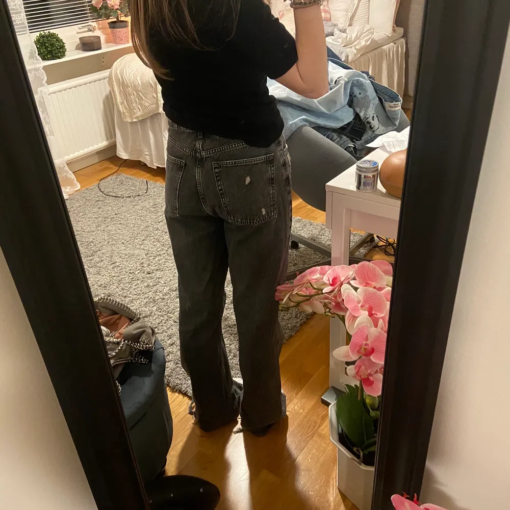 Säljer dessa zara jeans som var populära för ca 1 år sedan💕. Jeans & Byxor.