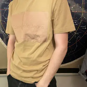 Använd några ksk 3 gånger, I nyskick. Beige t-shirt i storlek S. Kom pm för fler bilder. Meetup Stockholm annars frakt!