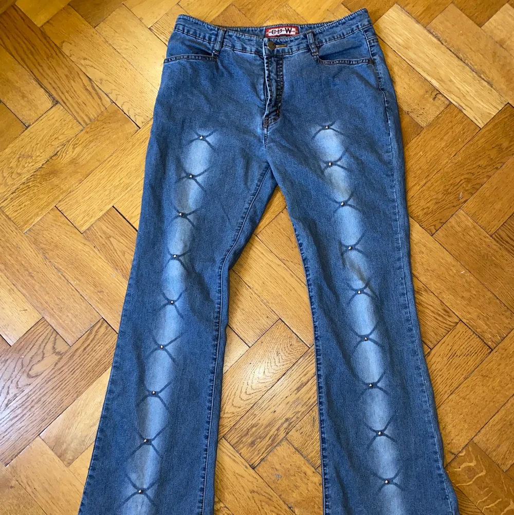 Jätte speciella jeans som jag tycker påminner lite om bratz. Så snygga men alldeles för stora för mig. Dom går Att använda både lowwaist och midwaist . Storlek: W32. Startbud: 100kr. Jeans & Byxor.