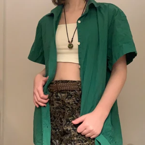 Grön skjorta, M - 🌳🐸Cool skjorta köpt på second hand, kan användas utanpå eller vanligt eftersom att den är lite oversized 🐸🌳