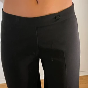 Filippa K kostymbyxor - Väldigt fina svarta kostymbyxor från Filippa K, lågmidjade och bootcut. korta för mig 170 men passar en 165. Om många är intresserade blir det budgivning. Köp direkt för 300kr