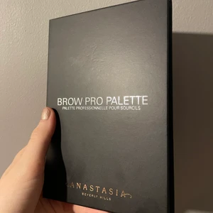 Brow pro pallete - anastasia beverlyhill - Säljer denna super bra paletten som endast kommit lite till användning. Frakten är 53kr eller 66kr spårbart med PostNord. Postbevis och gåva ingår alltid 🤍