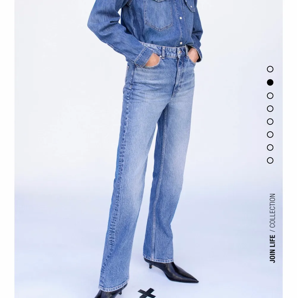 Helt nya, prislapp kvar. Köpt på rean men säljer pga att de var för korta för mig, storlek 34. Köparen står för frakt. . Jeans & Byxor.