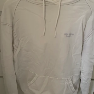 Acne Hoodie Vit  - Superfin vit acne hoodie som funkar till allt. En rätt basic hoodie men som har det lilla extra med de lila sömmarna. Säljer den då den är lite för stor för mig som vanligtvis har xs-s. Hoppas någon annan kan få användning för dena superfina hoodie🌸🌸 (Strl xxs)