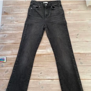 Gråa jeans från ginatricot💕💕 - Säljer dessa super snygga jeansen från ginatricot eftersom dom tyvärr inte passar längre💕köparen står för frakten!💗