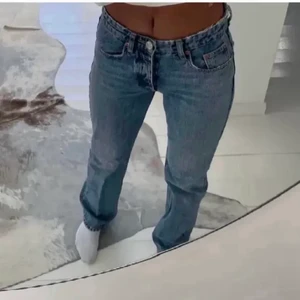 Midrise jeans - Säljer dessa assnygga jeans från zara som är helt slutsålda!! Midrise och fulllength. Storlek 36. Passar bra i längden på mig som är ca 170cm💗💗 (lånade bilder)