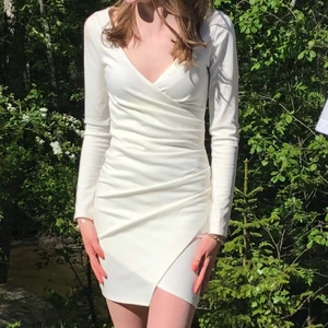 Vit klänning - Min superfina klänning från NLYONE som jag hade när jag gick ut nian!💓 klänningen har detaljer frampå och inga på baksidan. En gömd dragkedja finns på sidan av klänningen🤝🤝 Klänningen har även en inbyggd innerklänning! 💕 på bild två syns en liten slitning som sitter frampå klänningen men skulle inte säga att man lägger märke till den. Skriv privat för frågor!💓💓