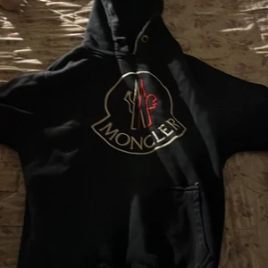 Moncler hoodie st S - Moncler hoodie storlek S men den passar folk som har st M och kan fraktas också 
