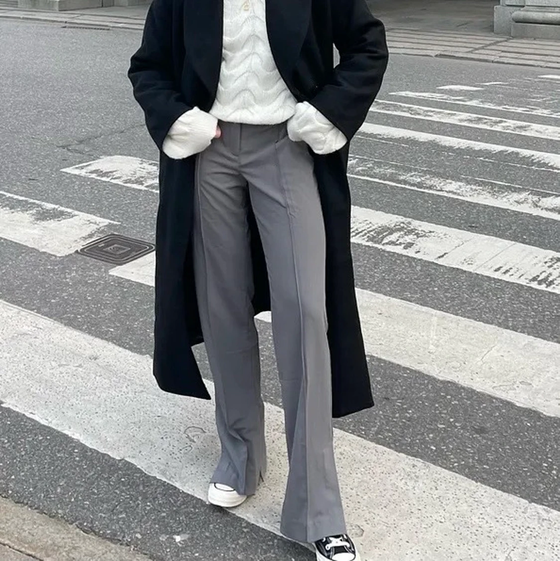 Grå kostymbyxor med slits